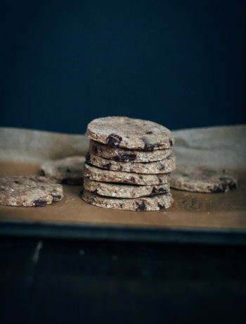 Raw Chocolate Chip Cookies | Well and Full | #raw #vegan #recipe