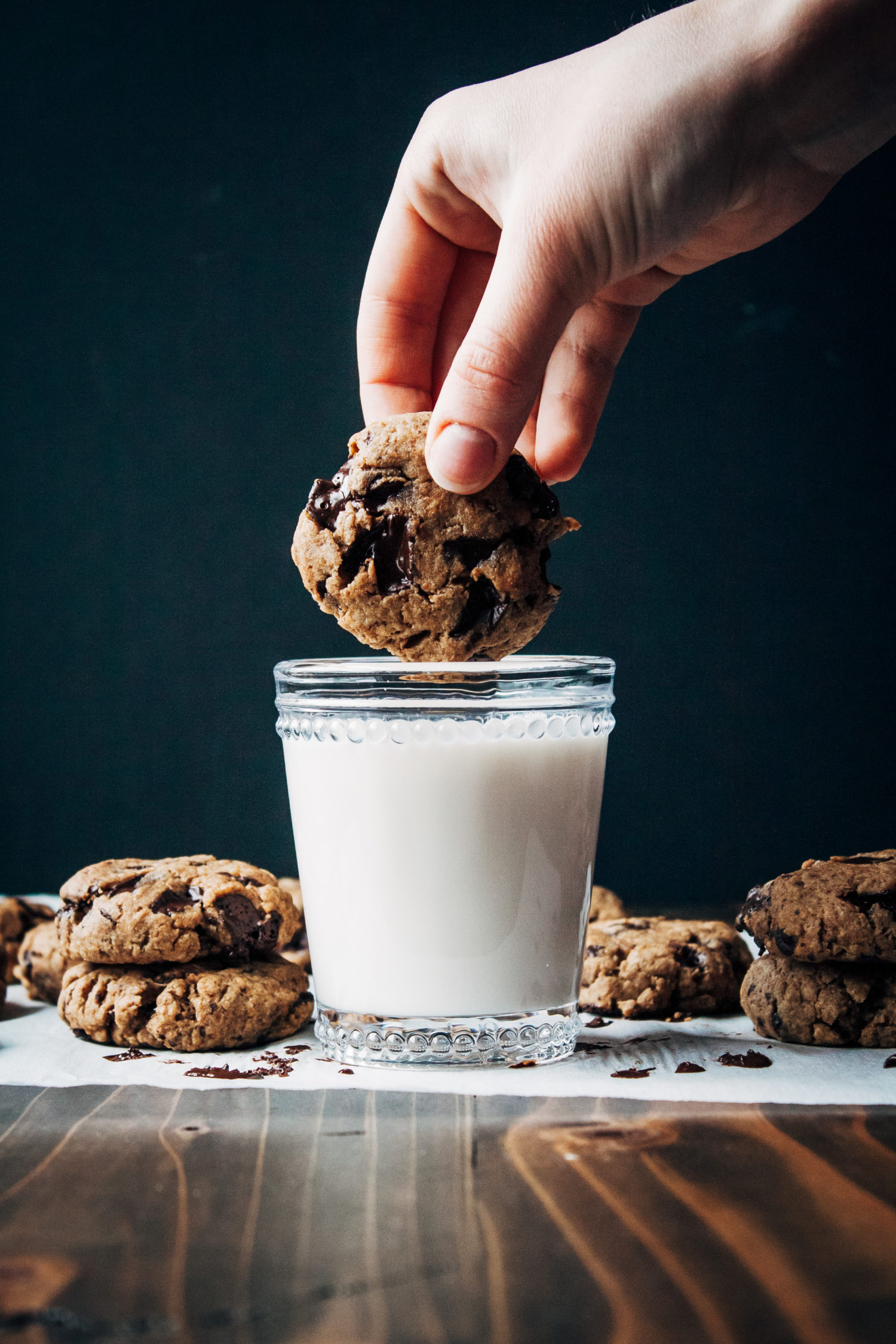 Vegan Chocolate Chip Cookies | Well and Full | #vegan #dessert #cookies