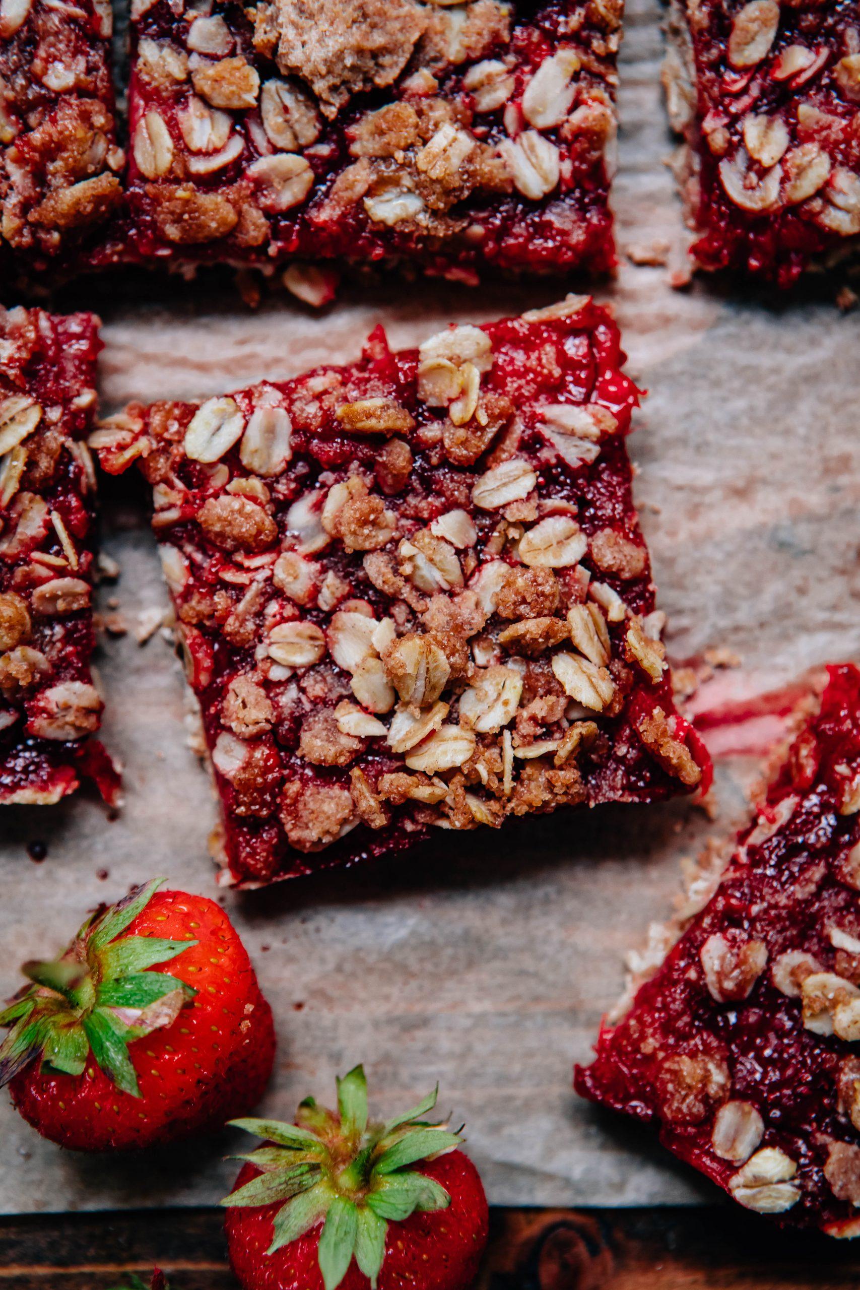 Strawberry Crumble Bars | Well and Full | #dessert #summerrecipe